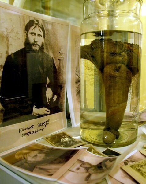 Музей эротики в Санкт-Петербурге утверждает, что выставленный напоказ 30-ти сантиметровый пенис принадлежал самому Распутину