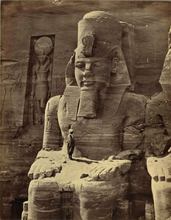 Человек, стоит на коленях скульптуры Рамзеса, 1856