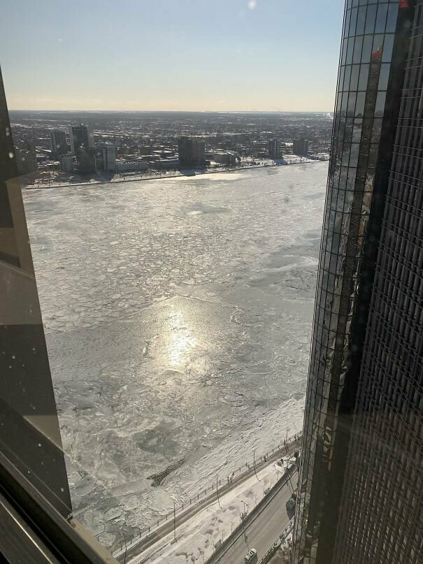 Река Детройт во льду до самой Канады