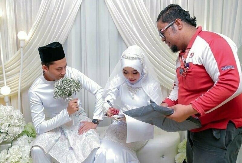 Ох уж эти курьеры! В Малайзии курьер прервал свадьбу, чтобы вручить невесте посылку