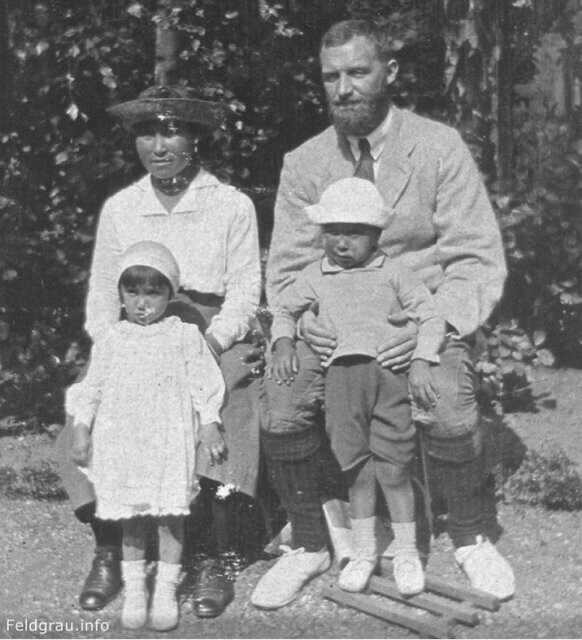 Петер Фрейхен с женой Навараной и детьми в Дании
