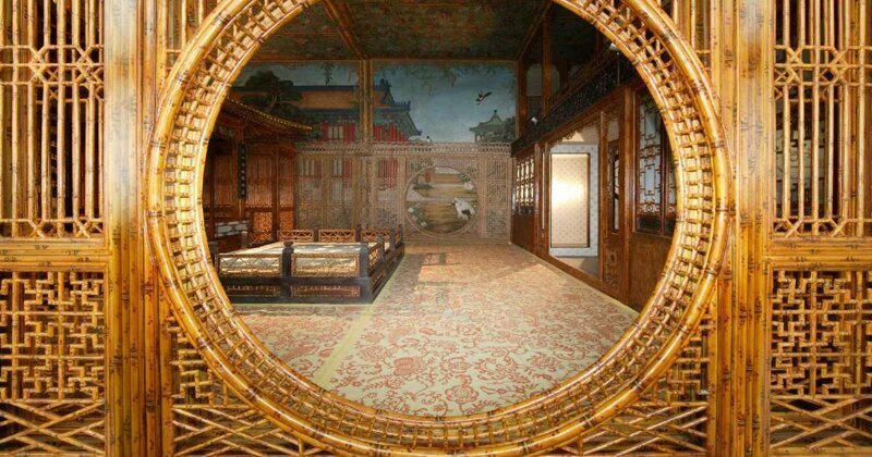 Интерьер зала Дворца Безмятежности и Долголетия в саду Цяньлун после реставрации