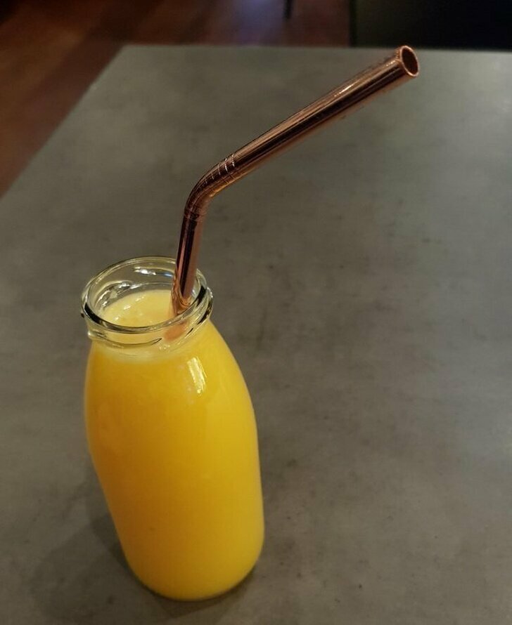 Трубочка для апельсинового сока в этих кафетериях металлическая, а не пластиковая 