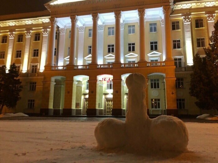 Символ города (пушку) из снега построили возле здания администрации