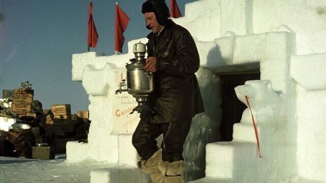 Повар дрейфующей станции «Северный полюс — 3» И. М. Шариков хлопочет по хозяйству, 1954 год