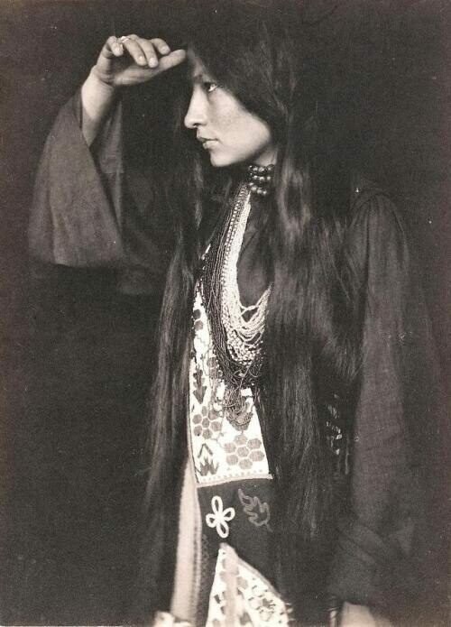 Американская индейская писательница из племени янктон-сиу Зиткала-Ша, 1898 год.