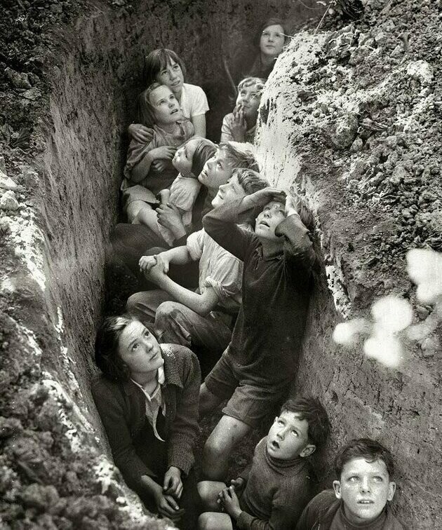 Дети в окопах бомбоубежища в Англии, примерно 1941 год