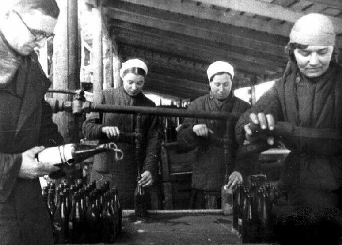 Изготовление бутылок с зажигательной смесью для борьбы с танками противника на заводе Москвы, 1941