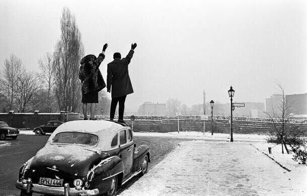 Родственники поздравляют друг другу с Рождеством через Берлинскую стену в 1961 году