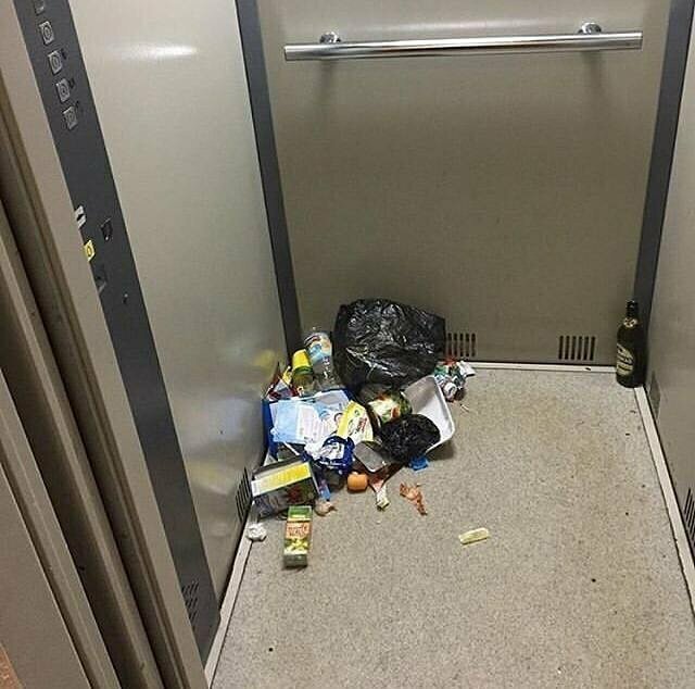 1. Бесит, когда люди оставляют мусор у двери или в лифте: я что нанимался его выносить?