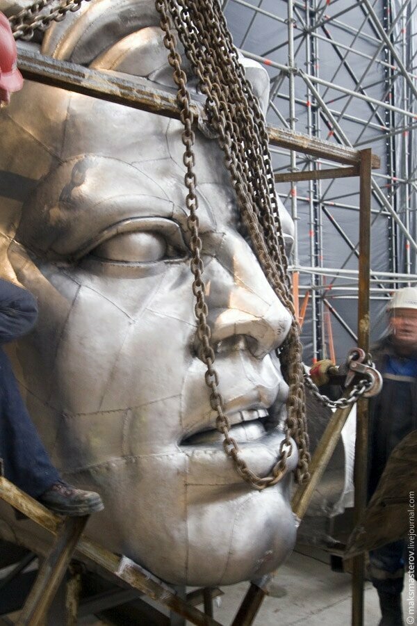 Скульптура была создана для советского павильона на Всемирной выставке в Париже, проходившей в Париже в 1937 году