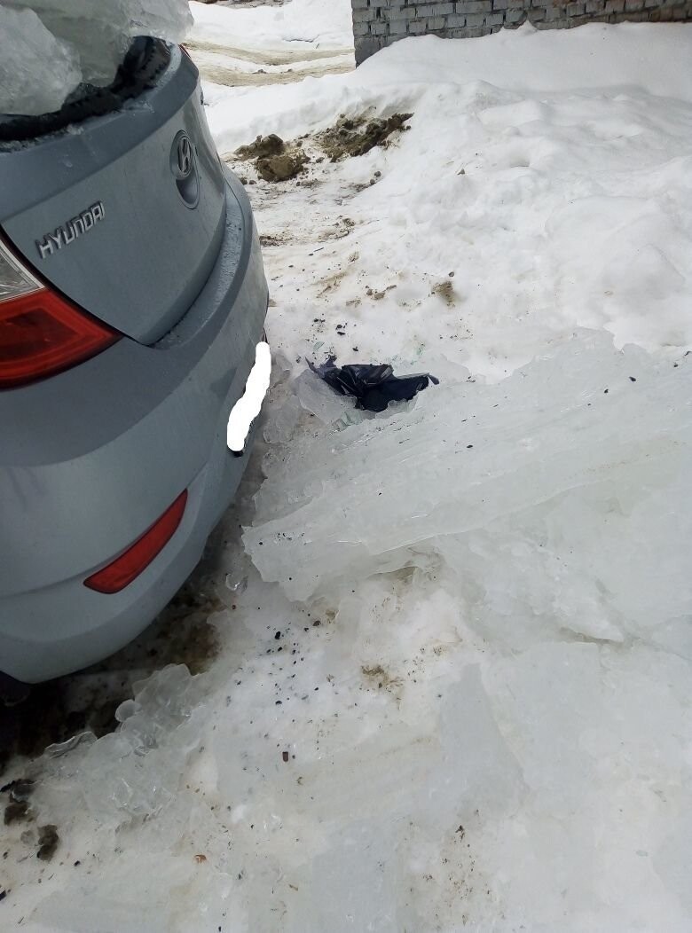 В Пензе ледяная глыба рухнула на припаркованный Солярис
