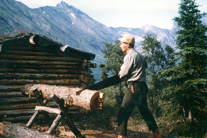 Уйдя на пенсию, Ричард Проеннек своими руками построил сруб и прожил на Аляске 30 лет