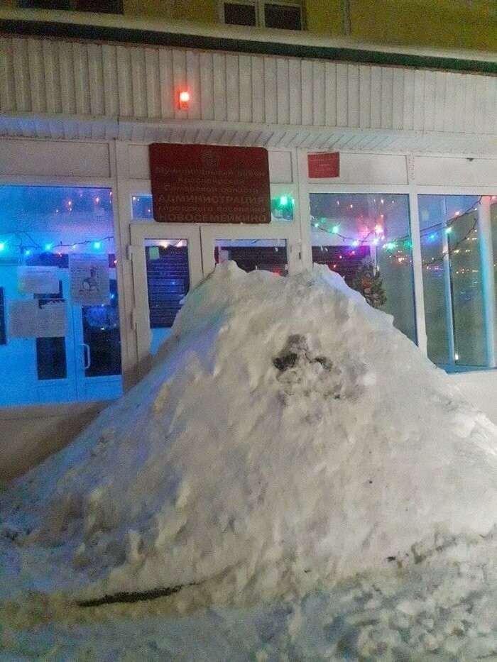 В посёлке посёлка Новосемейкино в Самарской области жители решили помочь администрации в уборке снега
