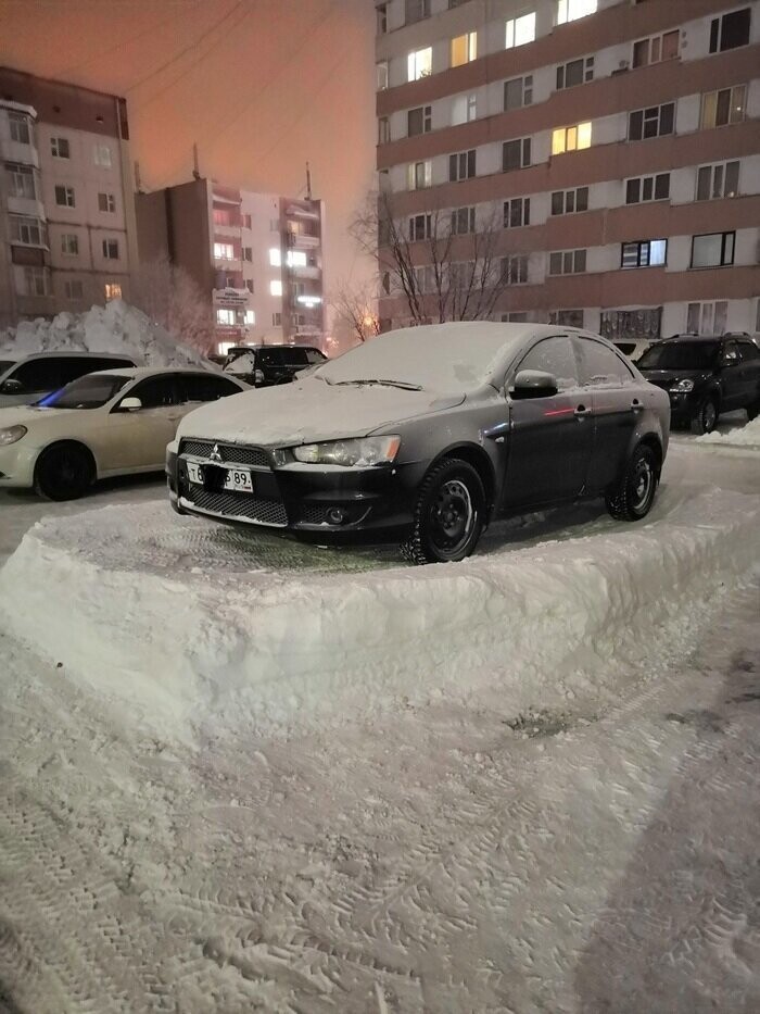 Надежда только на лето: города России, где забыли, что снег нужно убирать