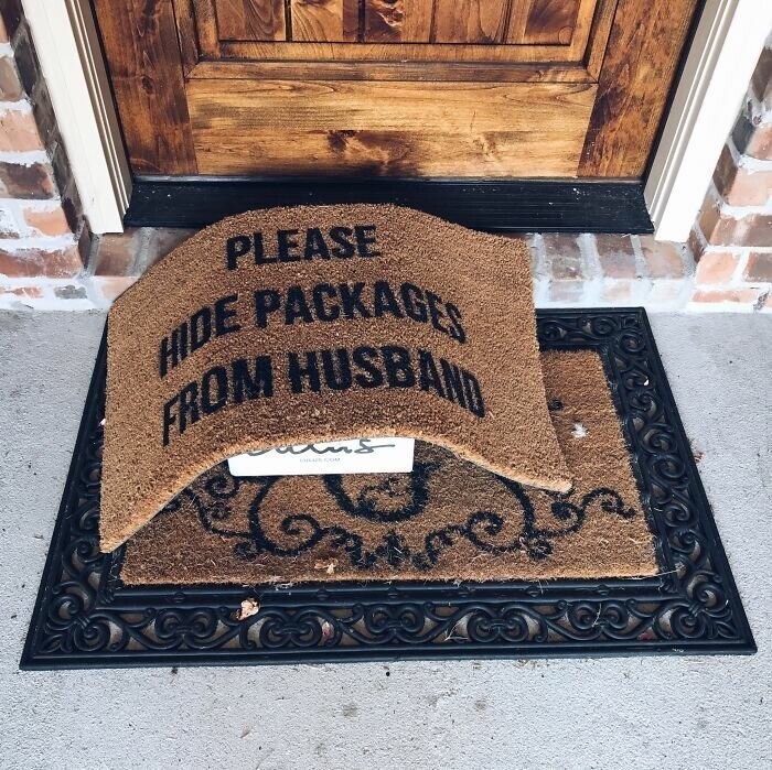 27. На коврике "Пожалуйста, прячьте посылки от мужа"