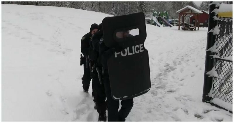 Отважные полицейские вступили в неравный бой с бандой в парке