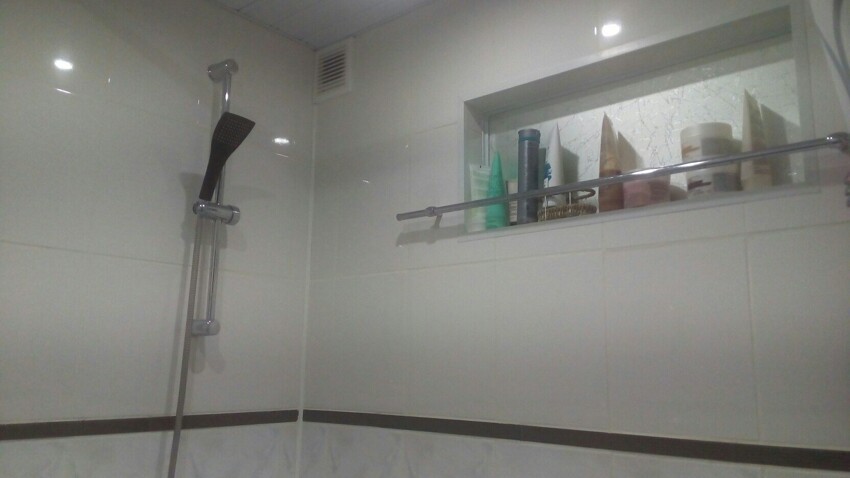 Этот раздел поста посвящен окну, которое расположено между кухней и ванной комнатой. Эту зону тоже можно сделать функциональной