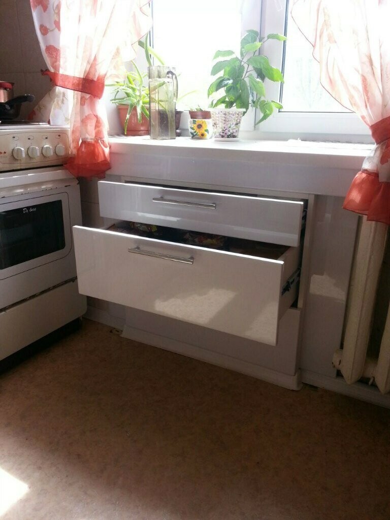 Обустройство ниши "холодильника" под окном на кухне