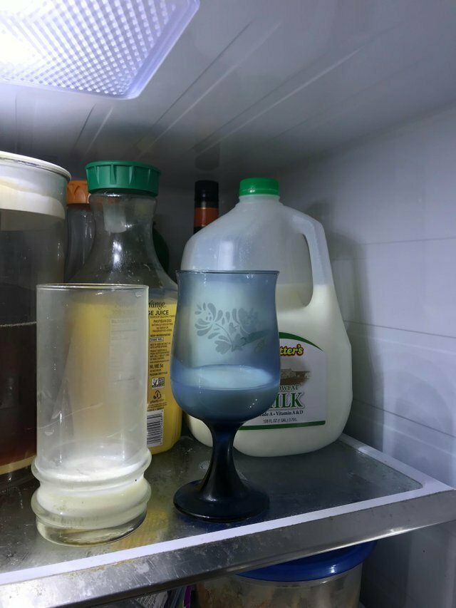 17. Когда в холодильнике оставляют бокалы или полупустые бутылки