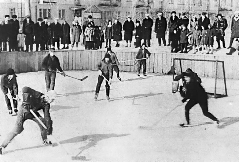 Зимой мужчины и подростки любили поиграть в дворовый хоккей.