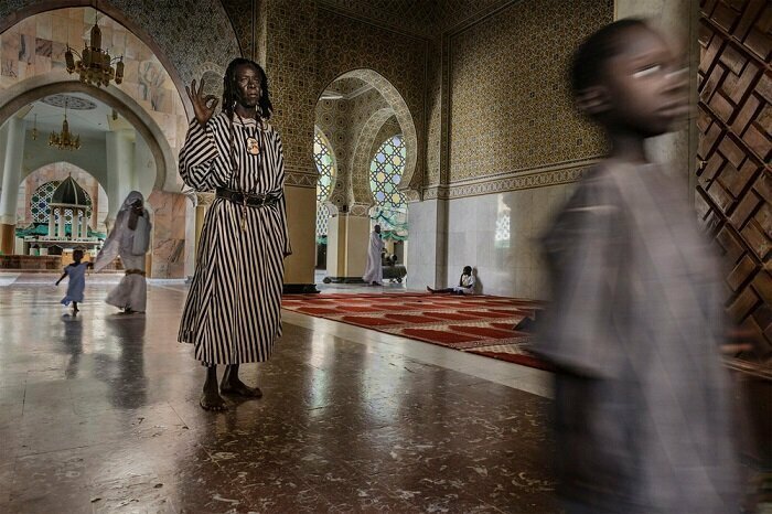 1. Сектант Бай Фол в Великой мечети, Туба (Сенегал)