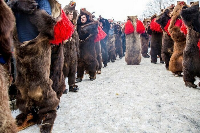 8. Ритуальный танец медведя, Комэнешти (Румыния)