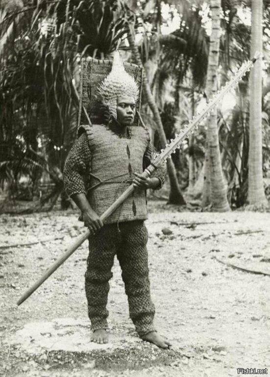 Воин Кирибати в шлеме из рыбы-дикобраза, с мечом из акульим зубов и в броне и...