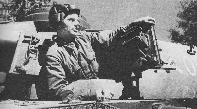 Старший сержант Николай Барышев на трофейном танке Pz.Kpfw. III из состава 107-го отдельного танкового батальона. Волховский фронт.