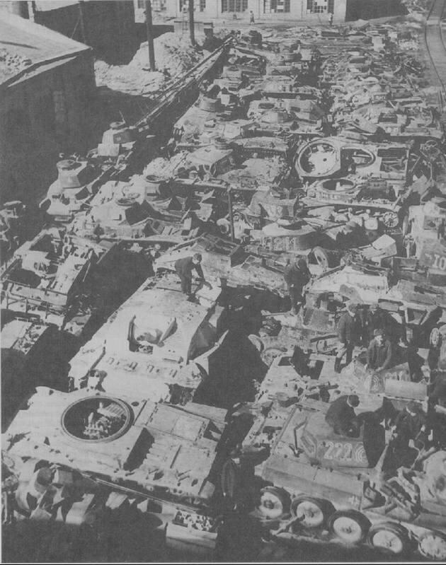 Общая панорама трофейной бронетехники, свезенной для ремонта на территорию филиала рембазы 82 в Москве (территория завода «Подъемник»). На фото четко различимы Pz. II, его огнеметная версия Pz. II «Flamm» («Фламинго»), Pz. III, Pz. 38 (t), StuG III, 