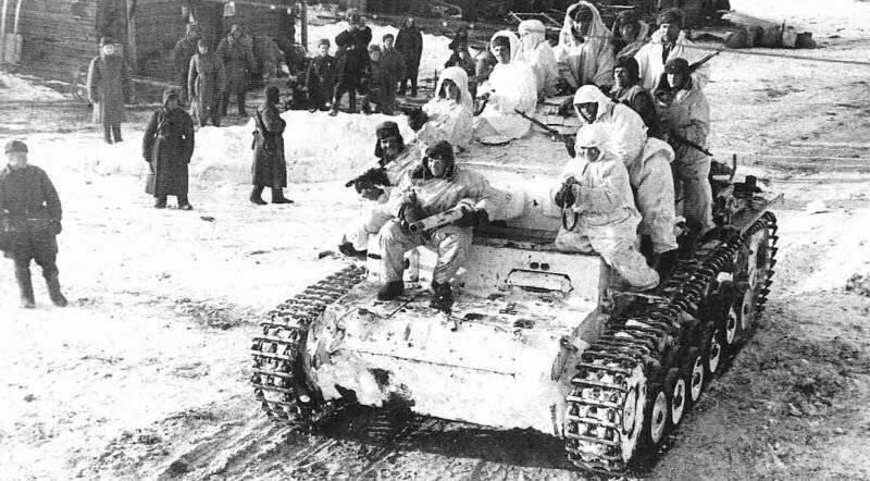 Трофейный PzKpfw Ш Ausf H с десантниками. Зима 1942 г.