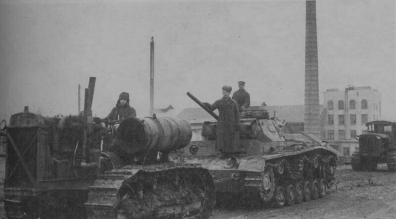 Трофейные немецкие танки (в кадре — Pz.Kpfw. III) буксируют для ремонта на завод №264 в Сталинграде.