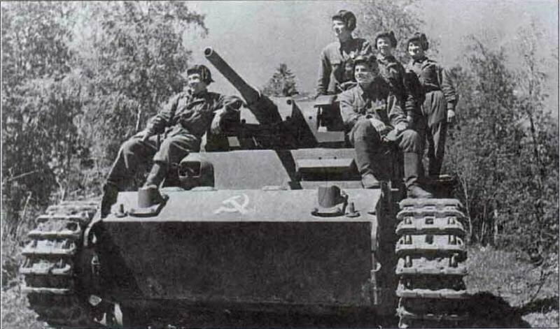 Трофейный немецкий средний танк Pz.III командира Н.И. Барышева и его экипаж. 107-й отдельный танковый батальон, Волховский фронт, лето 1942 г.