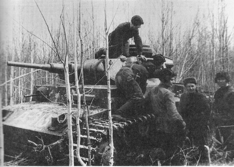 Трофейный танк Pz.Kpfw. III из состава советского 107-го отдельного танкового батальона. Волховский фронт, апрель 1942 года.