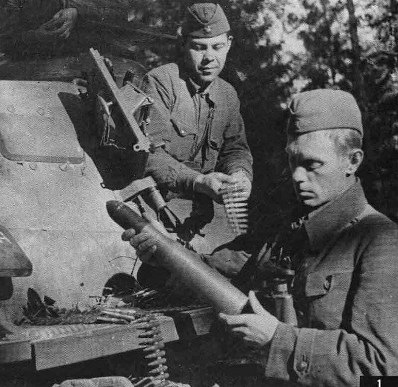 Танкисты Осипов и Гареев осваивают трофейный танк. Июль 1941 г.