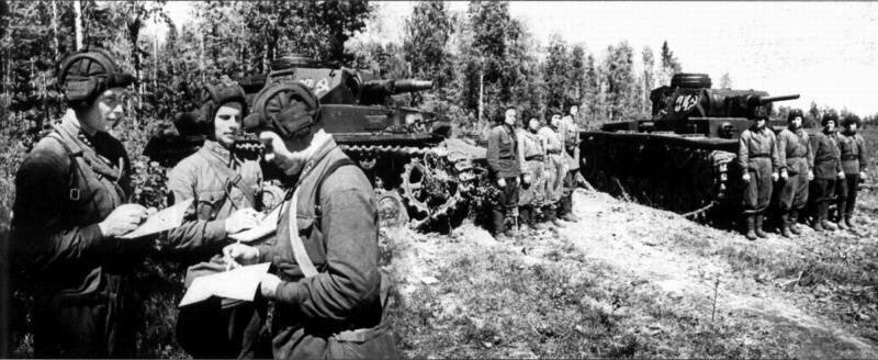 Cтарший лейтенант А.И. Лосачев (командир взвода) дает задание командирам экипажей Н.И. Барышеву и И.И. Мишину. Cоветского 107-й отдельный танковый батальон, вооруженныйтрофейными немецкими танками PzKpfw IV и PzKpfw III. Волховский фронт. Фотография 