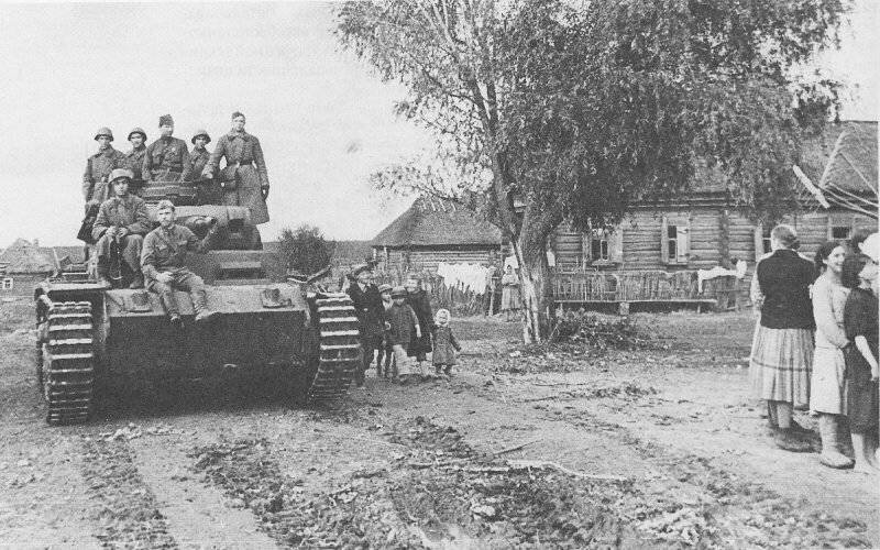 Немецкий танк PzKpfw III Ausf H, захваченный советскими бойцами. Июль 1941 г.