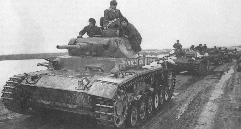 Советские танкисты на трофейной немецкой бронетехнике. Это отдельная рота трофейных танков, Западный фронт, март 1942 г. На переднем плане — средний танк Pz.III, далее — штурмовые орудия StuG III.