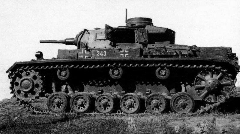 Трофейный танк PiKpfw III Aust H на испытании* в Кубинке. Лето 1941 г.