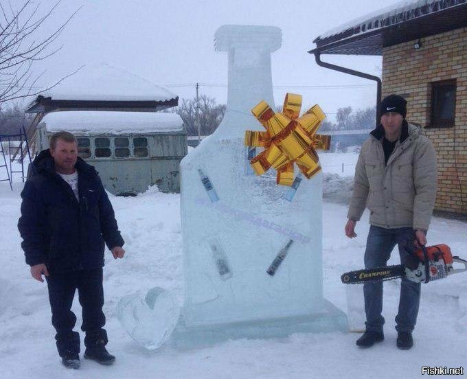 Под Воронежем чуваки сделали огромную бутылку водки изо льда