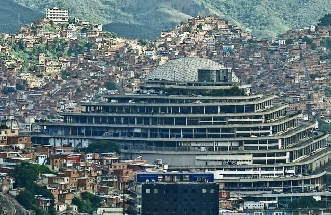 Как выглядит торговый центр в Венесуэле, ставший тюрьмой