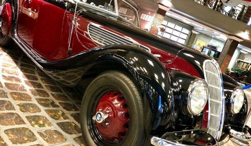 Легендарные автомобили ушедшего времени в частном музее техники
