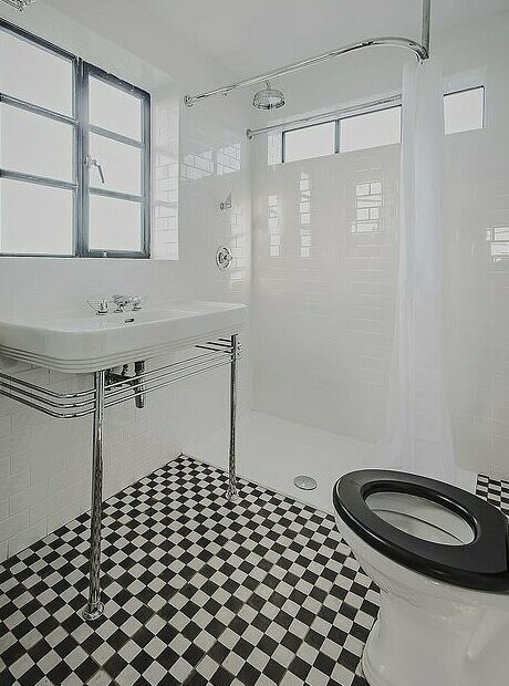 В ванной комнате есть душ и туалет, а также раковина с кранами в виде самолетов