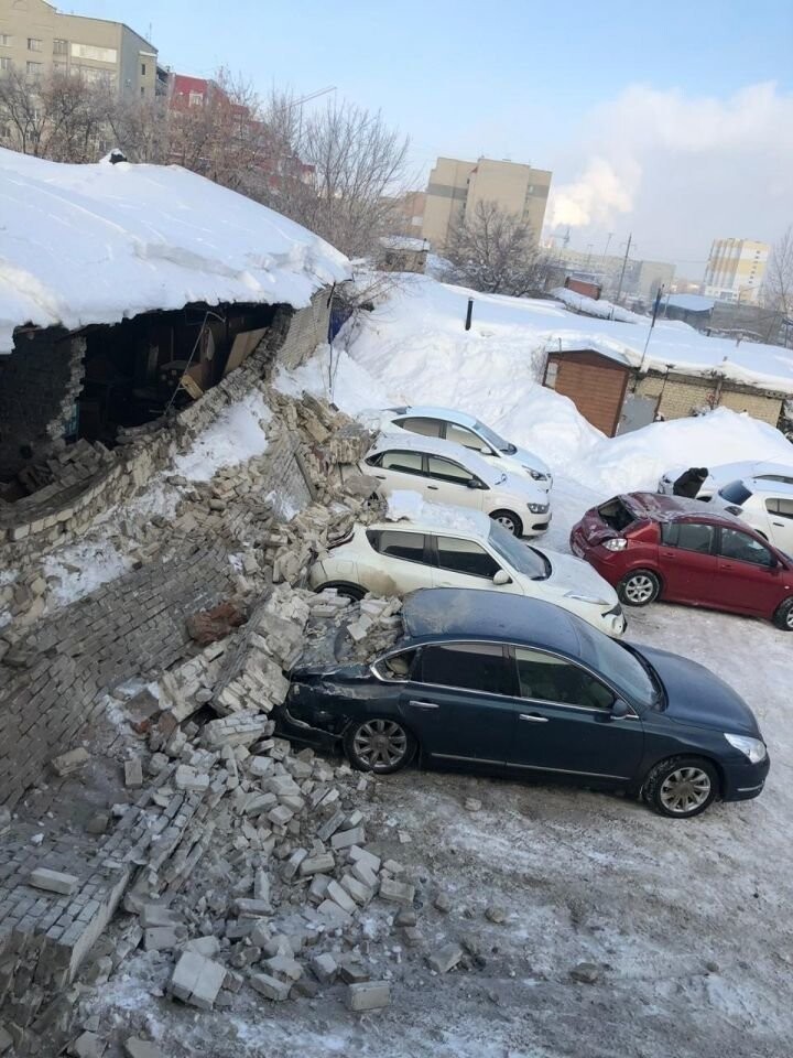 В Саратове кирпичная стена обрушилась на автомобили, причинив большой ущерб