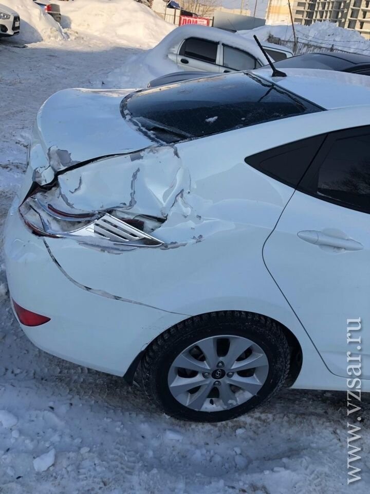 В Саратове кирпичная стена обрушилась на автомобили, причинив большой ущерб