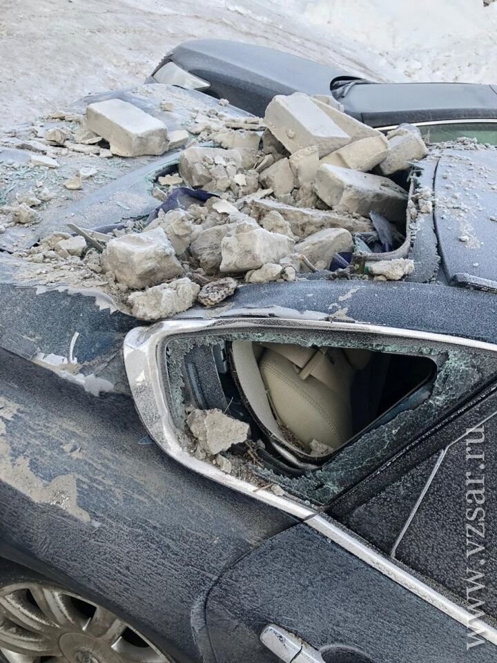 В Саратове кирпичная стена обрушилась на автомобили, причинив большой ущерб