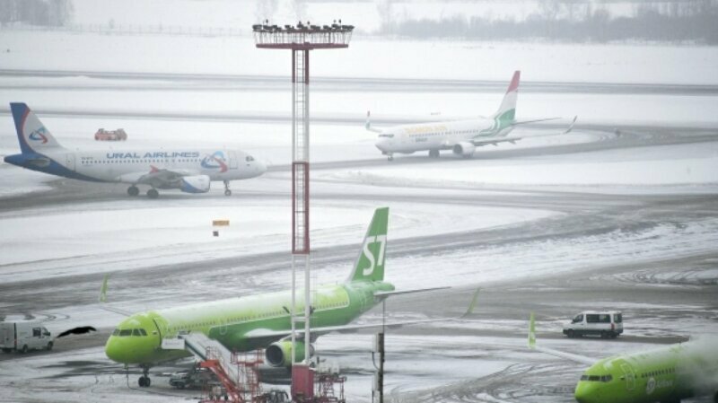 В Барнауле пассажиры самолёта упали с трапа. Есть пострадавшие