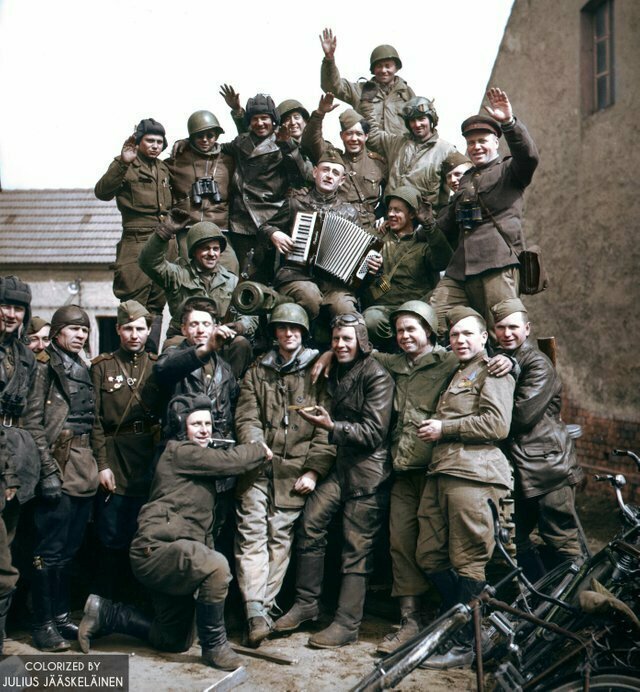 10. Советские и американские войска в немецкой деревне Грибо (Саксония) празднуют победу во Второй мировой войне. Фото: май 1945 года
