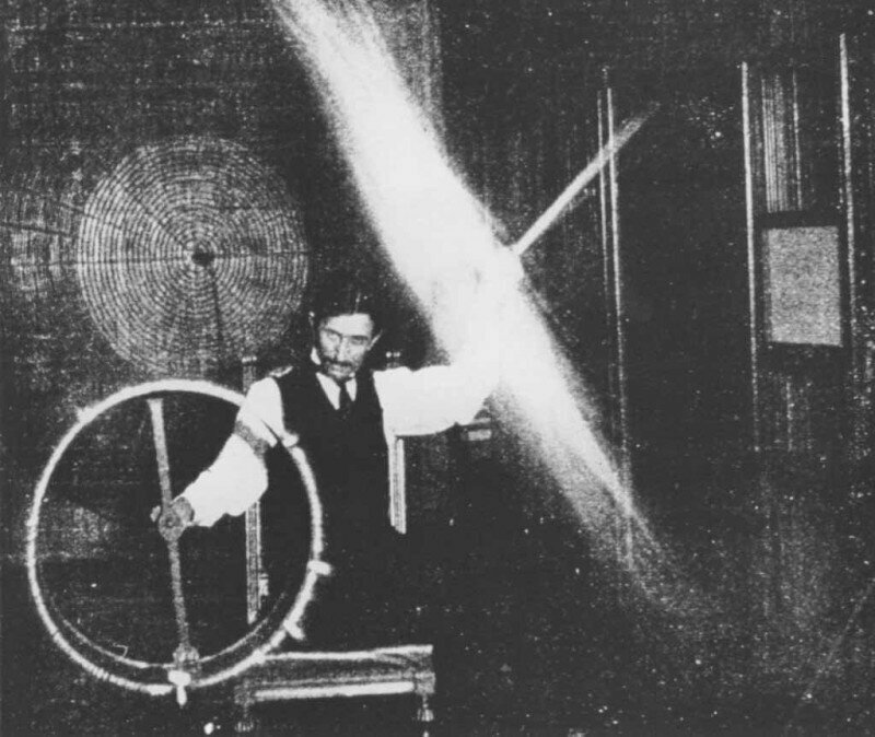 9. Тесла проводит эксперименты с беспроводным электричеством в 1899 году