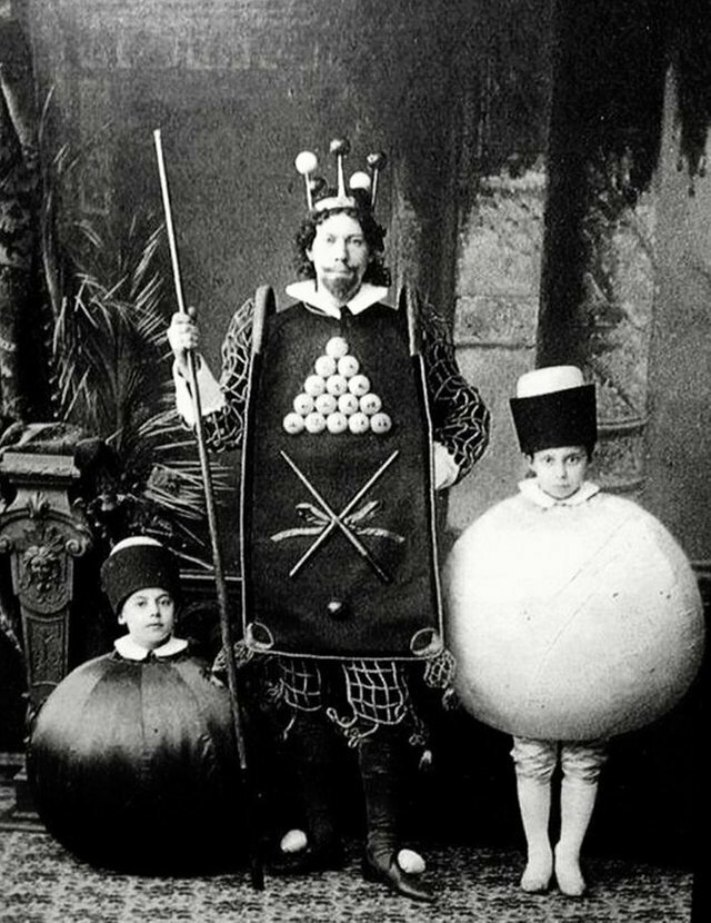 21. Маскарад в Российской Империи 1896 года, на который гости пришли в костюмах бильярдных шаров